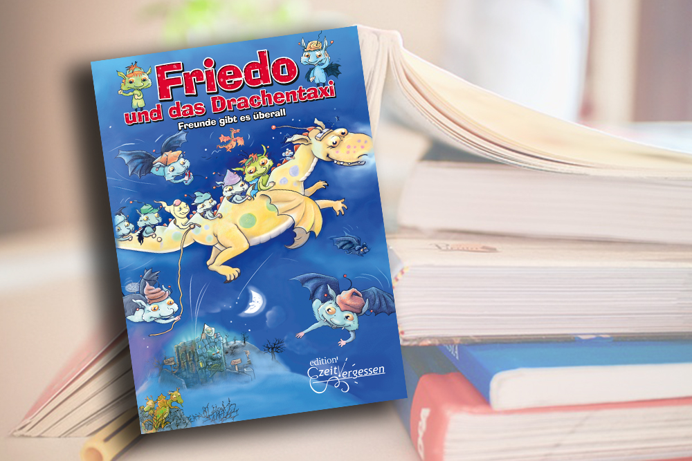 Das Buch Friedo und das Drachentaxi auf dem Hintergrund von einem Bücherstapel